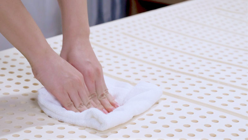 Cách xử lý nệm bị ướt đúng cách từ A - Z